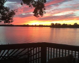 Beautiful Lake home on Morrison Lake; Coldwaters North Chain of Lakes. - Coldwater - Balcony