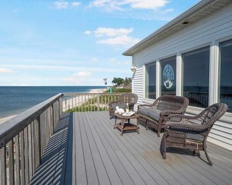 Queen Vic Beach House: 5 Mins to Vineyards & Farms - Wading River - Balcony