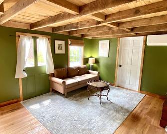 Private garden cottage located in the heart of downtown. - Leesburg - Living room