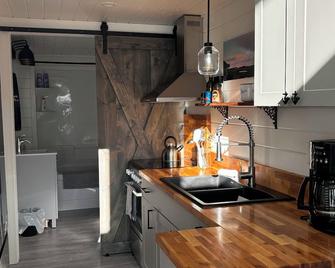 Sunrise Cabin- The Loft - secluded Beach front guest house - Sandspit - Kitchen