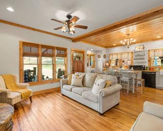 Serene Mountain Hideaway: Hot Tub & Pizza Oven - Whitwell - Living room