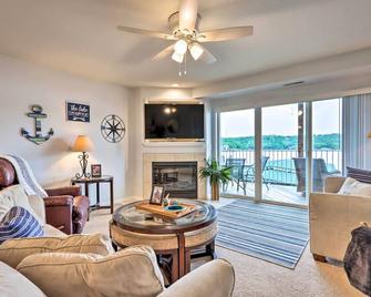 Breezy Lakefront Condo with Balcony and Lake View! - Camdenton - Sala de estar