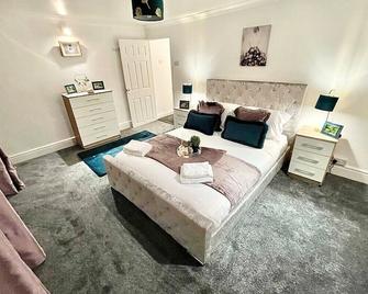 Traditional Cosy Pet Friendly Cottage By The Canal With Cymru Holidays - Cwmbran - Bedroom