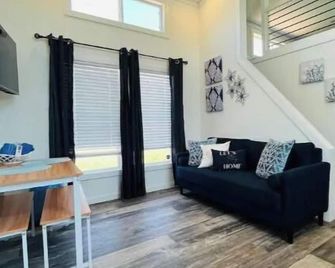 Bosque Azul. A one bedroom tiny home with a loft. - Granbury - Huiskamer