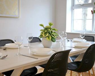 Pass the Keys | Stylish House With Balcony Close To AO Arena - Salford - Dining room