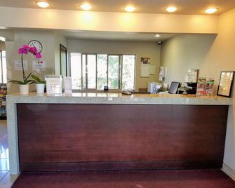 Aladdin Inn & Suites - Portland - Front desk