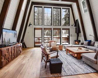 Stylish Cabin with Hot Tub, Near Beach - Carnelian Bay - Living room