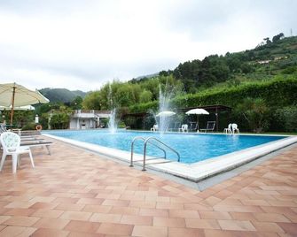 Grappolo D'Oro - Pietrasanta - Piscine