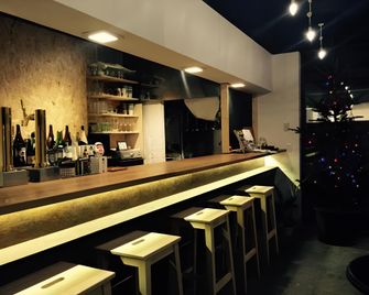 แบ็คชูว์ โคฟุ เกสต์เฮ้าส์ - โคฟุ - บาร์