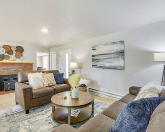 Chehalis Getaway w/ Golf Course View + Fire Pit! - Chehalis - Obývací pokoj