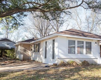 Under the Oak in Shreveport - Close to Barksdale, Hospitals, Downtown, and more! - Shreveport - Building