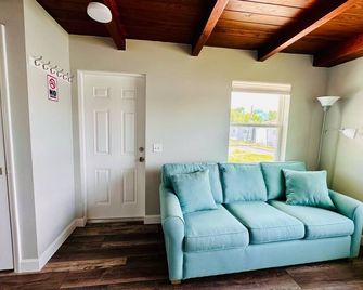 Cottage 31, Hibiscus Hut - Dora Canal Court - a downtown, waterfront community - Tavares - Obývací pokoj