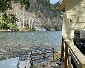Hobie's Landing - Blissful lake side cottage - On Lake Winona - Ashland