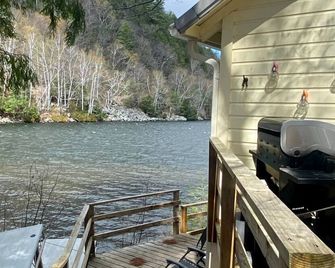 Hobie's Landing - Blissful lake side cottage - On Lake Winona - Ashland