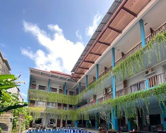 Holiday Beach Inn - Pangandaran - Pool