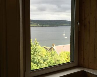 Cosy 1st floor flat surrounded by communal gardens with seaview of Kyles of Bute - Tighnabruaich - Balcony