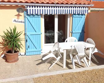 Lovely renovated house ideally located close to shops and beach. - Barbâtre - Patio