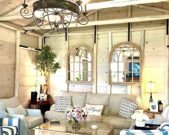 Private Dunes & Lake Views-Pismo Beach Retreat - Arroyo Grande - Living room