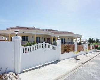 Breezy Lr Gnd Floor Apt Higher Altitude, Barbados - Silver Sands - Building