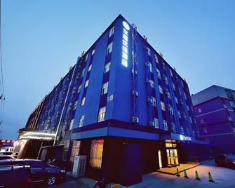 Hanting Premium Hotel Beijing Capital International Airport - Beijing - Building