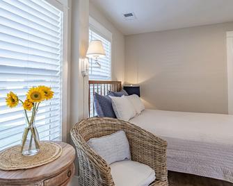 Couples retreat with pets by the Bay with fenced back yard. Close to Bay, Ocean - Kill Devil Hills - Bedroom