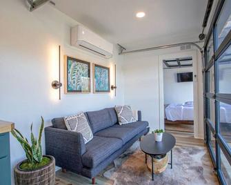 The Hive · Luxe Shipping Container w/ King on Lakefront Farm - Easley - Wohnzimmer