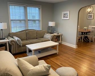 Charming home, easy access - everything Branford. Super Host with 5-Star Rating - Branford - Wohnzimmer