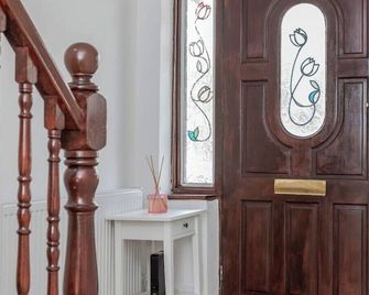 Lovely 4 Bedrooms House Near Romford Station With Parking - Romford - Room amenity