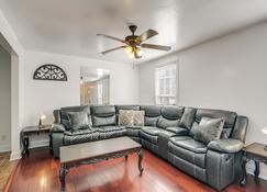 Pet-Friendly Silver Spring Home 2 Mi to Downtown! - Silver Spring - Living room
