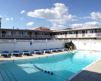 Walk to the beach, boardwalk and shopping! Pool on site, great location! - Ocean City - Pool