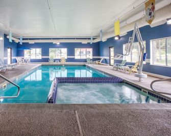 Baymont by Wyndham Mackinaw City - Mackinaw City - Piscina