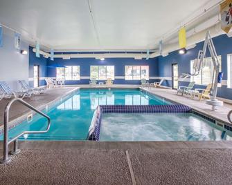 Baymont by Wyndham Mackinaw City - מקינאו סיטי - בריכה