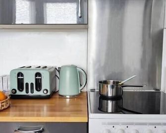 Modern Dog-Friendly Apt Beside Beach- West Beach 1 - Portrush - Room amenity