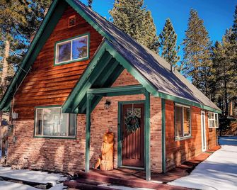 Charming Cherokee Cabin Secluded Stay for 6 Just 10 Minutes to Tahoe! - South Lake Tahoe - Building