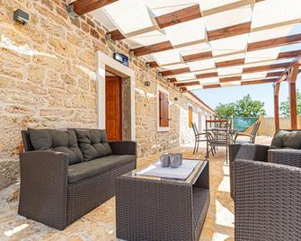 2 Bedroom Beautiful Home In Drinovci - Drinovci - Patio