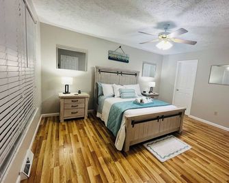 Cozy 3 Bed 2 Bath 2 cot minute from Va Creeper Trail Bristol Speedway Hard Rock - Abingdon - Schlafzimmer