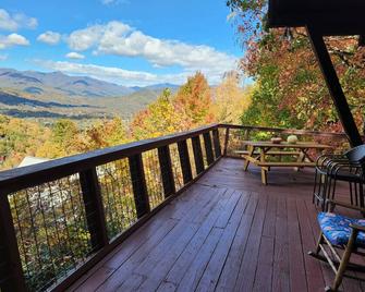 Private Upper Room w/large soaking tub/shower with view of 7 Sisters Mountains! - Black Mountain - Balcony