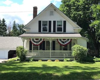 3 bedroom Vermont Farmhouse centrally located near ski resorts and lakes - Londonderry - Budova