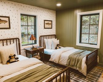 Dudley Creek Cottage; cozy little cottage. Hot tub + fire pit + arcade! - Gatlinburg - Bedroom