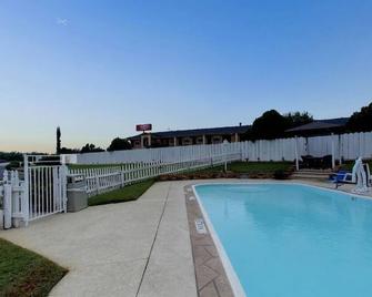 Budget-friendly Room with Free Continental Breakfast | Near Decatur Square - Decatur - Pool