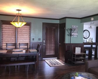 Private getaway with beautiful lake views! - Mauston - Dining room