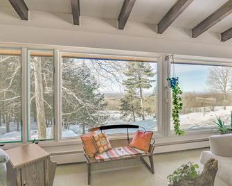 Furnished Remote Work Dream near Albany - Averill Park - Sala de estar