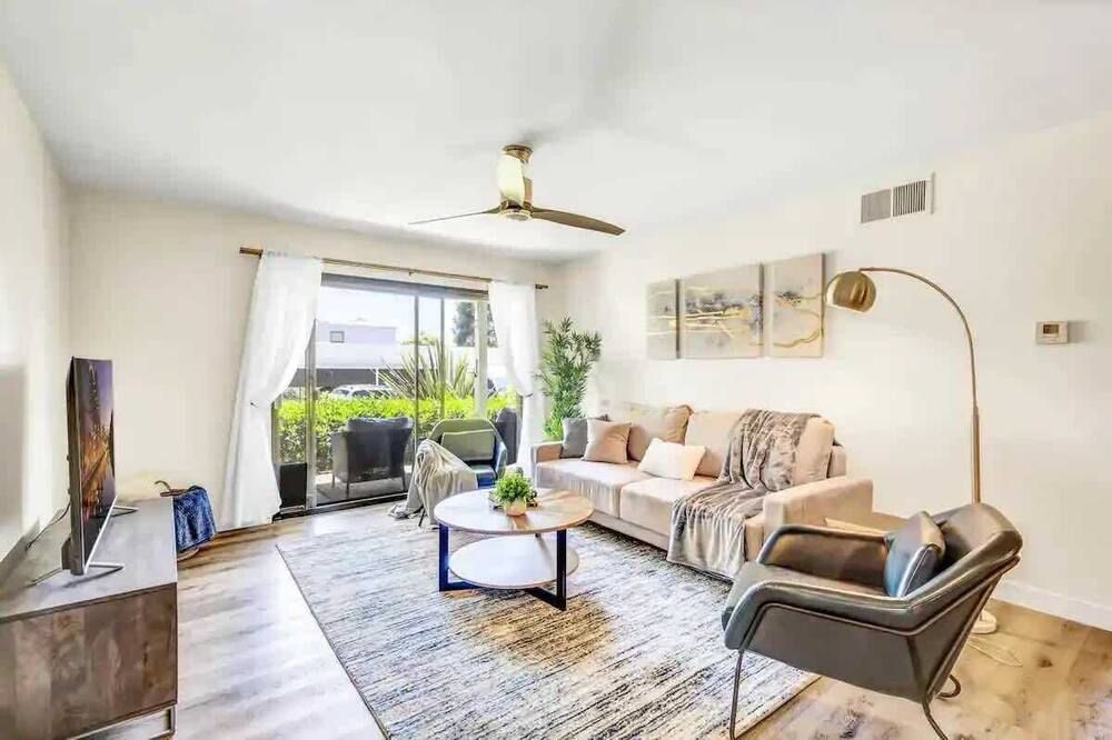 Resort Living with Pool & Tennis Minutes to Del Mar Beaches - سان دييغو - غرفة معيشة