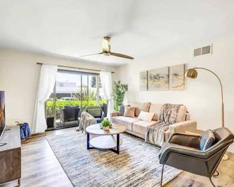 Resort Living with Pool & Tennis Minutes to Del Mar Beaches - سان دييغو - غرفة معيشة