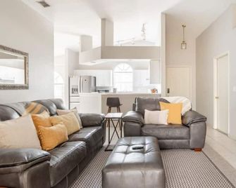 Quiet Getaway to Tampa & Orlando - Mulberry - Living room