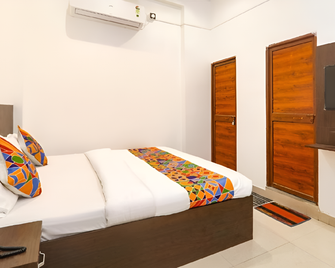 Hridayam Madhuram Hotel - Ayodhya - Bedroom
