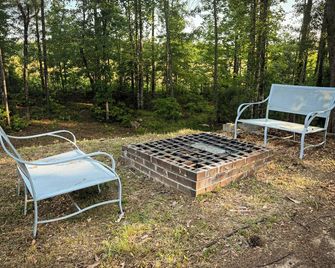 Peaceful country home minutes from Lake Mitchell - Clanton - Patio