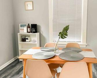 ground level, 5 stairs to the unit, Enjoy a stylish experience at this centrally-located place - Cleveland - Dining room