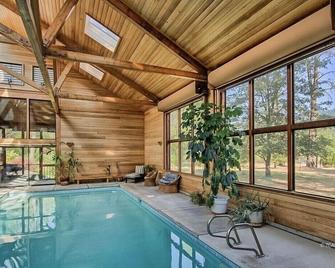 River Retreat+ Indoor Pool & Hot Tub on 3.5 Acres - Lewiston - Pool
