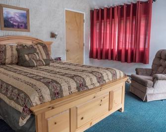 Whispering Pines - June Lake - Bedroom